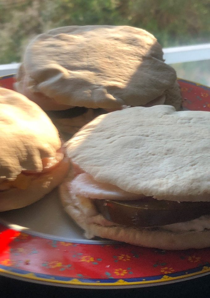 Una foto de Latas de atún con pan pita