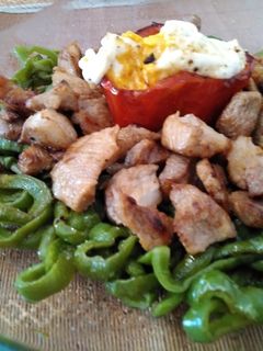 Una foto de Secreto con pimientos y huevos rotos