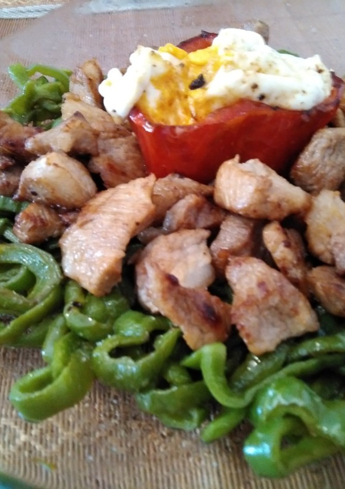 Una foto de Secreto con pimientos y huevos rotos