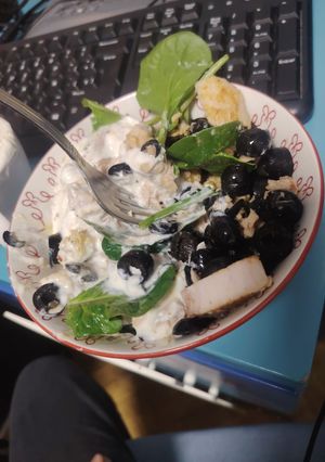Una foto de Ensalada de Espinaca con Yogur de Proteínas