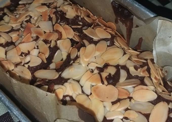 Brownies Panggang with Almond Slice (Recommended untuk Dijual)