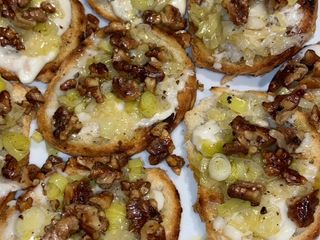 Crostini di Gorgonzola, Porri e Noci tostate
