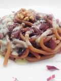 Bigoli con radicchio affogato, crema di porro e fontina, e noci