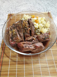 Una foto de Tapa de asado al horno con ensalada de papas