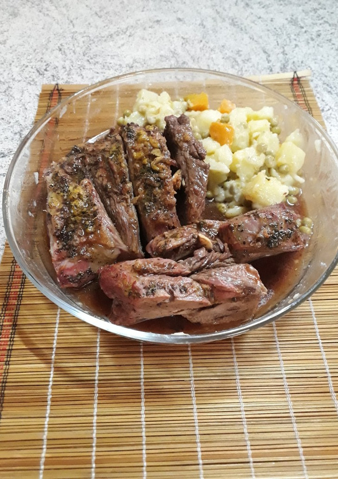 Una foto de Tapa de asado al horno con ensalada de papas