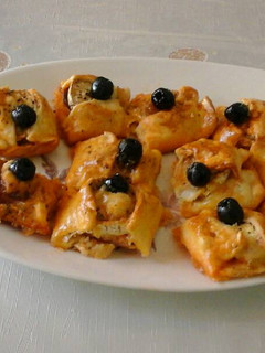 Una foto de Lazos de hojaldre con queso de cabra y pavo