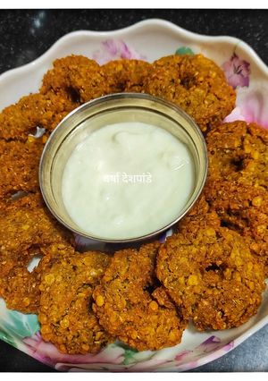 लाखोळीच्या डाळीचे खुसखुशीत वडे (Lakholichya Daliche Vade Recipe In Marathi) रेसिपी चे मुख्य फोटो 