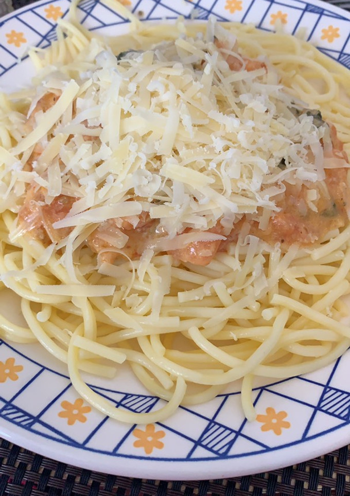 Una foto de Fideos con salsa casera de albahaca