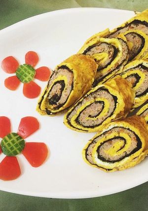 Hình của món Trứng cuộn rong biển bò xay.