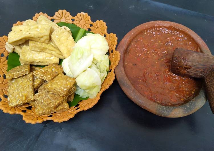 Bagaimana Membuat Tahu dan Tempe Goreng Sambal Terasi yang Menggugah Selera