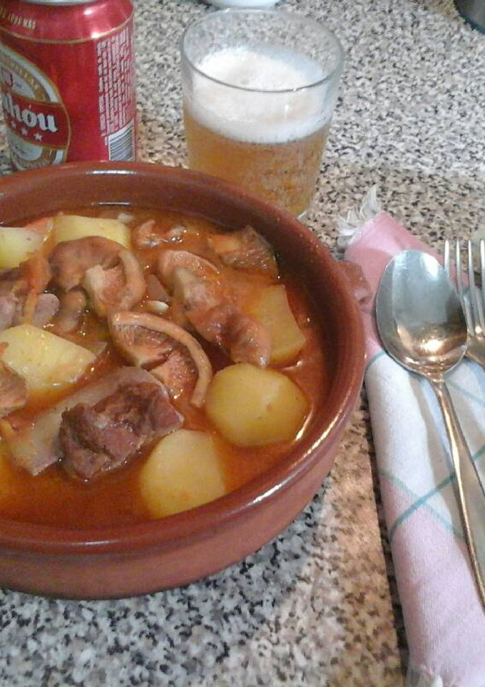Una foto de Níscalos con patatas y costillas adobadas