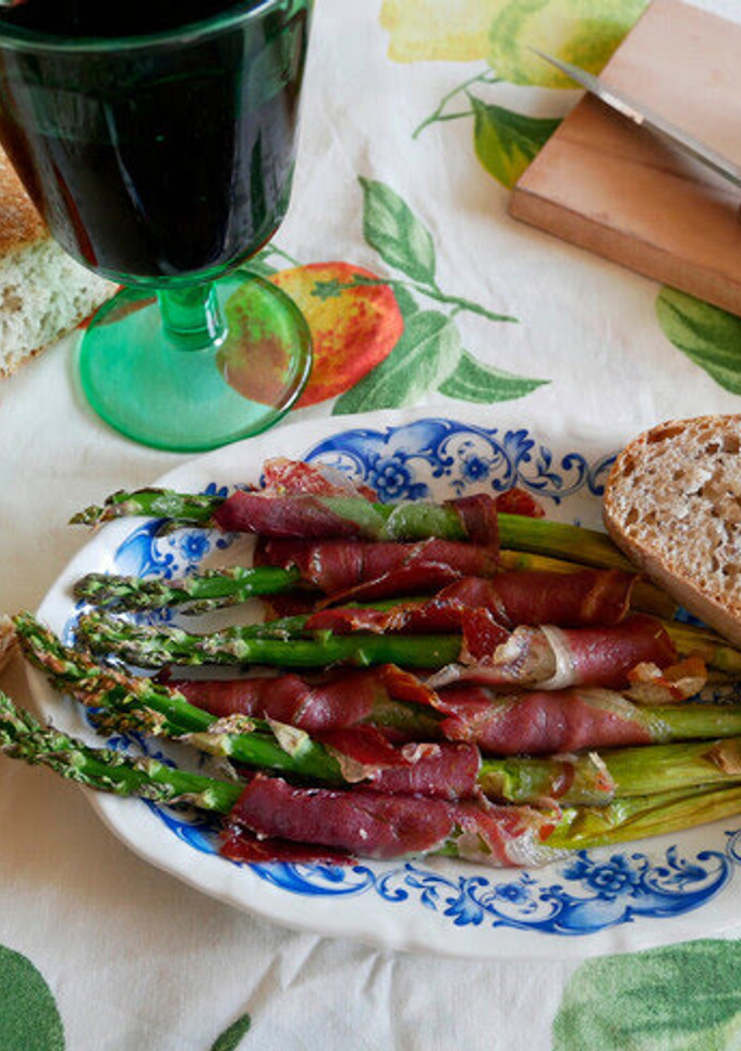 Una foto de Espárragos con jamón