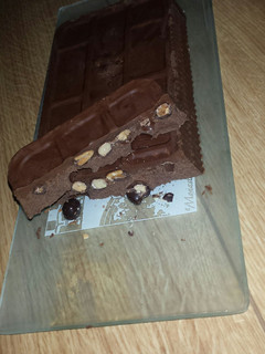 Una foto de Turrón de chocolate con conguitos negros