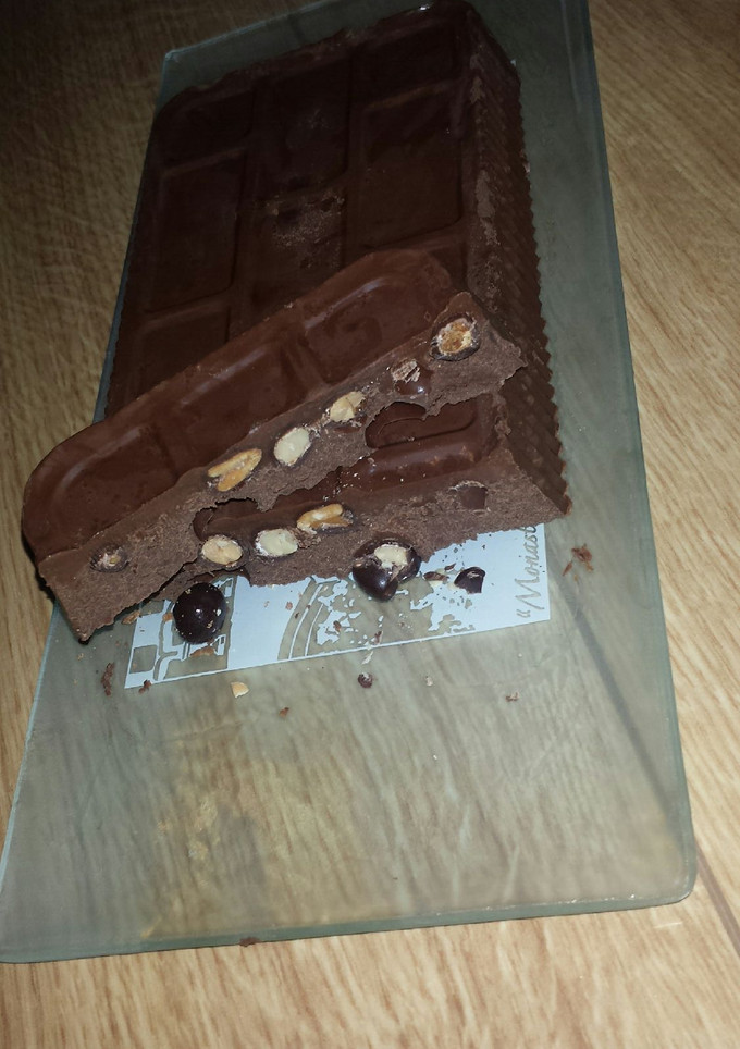 Una foto de Turrón de chocolate con conguitos negros
