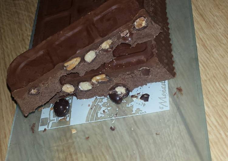 Turrón de chocolate con conguitos negros
