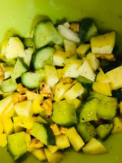 A picture of Apple & walnuts salad.