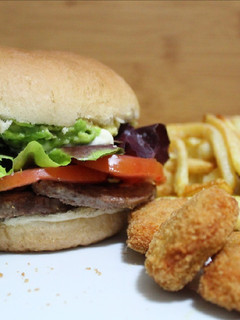 Una foto de Combo de Hamburguesa clásica 😋🐷🍔🍟