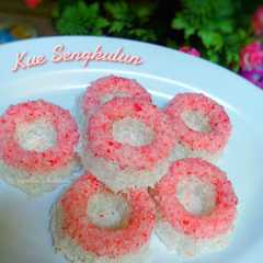 A picture of Kue Sengkulun Ketan.