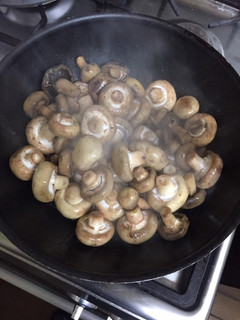 Una foto de Carne mechada y champiñones a la mantequilla