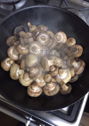 Una foto de Carne mechada y champiñones a la mantequilla