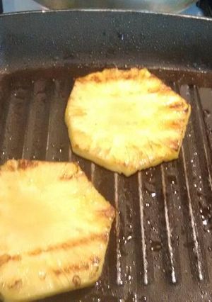 Una foto de Piña asada. ॐ