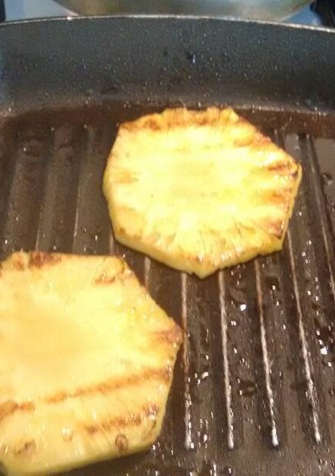 Una foto de Piña asada. ॐ