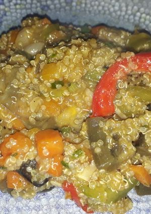 Una foto de Salteado de quinoa y vegetales a la cerveza