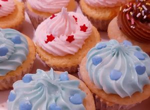 Una foto de Cupcakes sabor vainilla y oporto, y sabor naranja 🍊