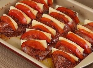 Una foto de Pechugas de pollo con tomate y queso manchego