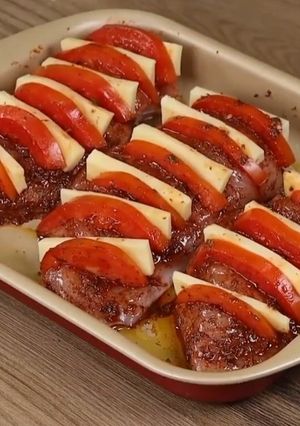 Una foto de Pechugas de pollo con tomate y queso manchego