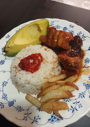 Una foto de Costillas de cerdo al horno en salsas