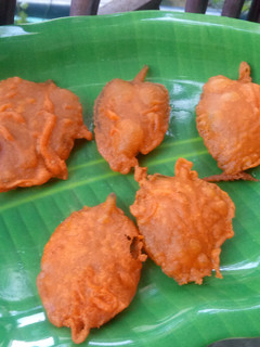 ஓமவள்ளி இலை பஜ்ஜி (Oomavalli ilai bajji recipe in tamil) செய்முறை முக்கிய புகைப்படம்