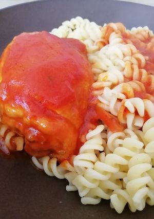 Une photo de Hauts de cuisses de poulets en sauce tomate