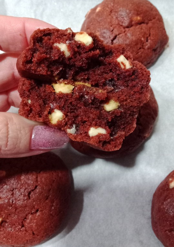 Una foto de Galletas Red Velvet con chocolate blanco