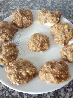 Una foto de Galletas de avena sin harina, mantequilla o azúcar