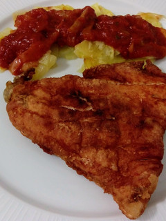 Una foto de Salmón frito y patatas al vapor con salsa de tomate