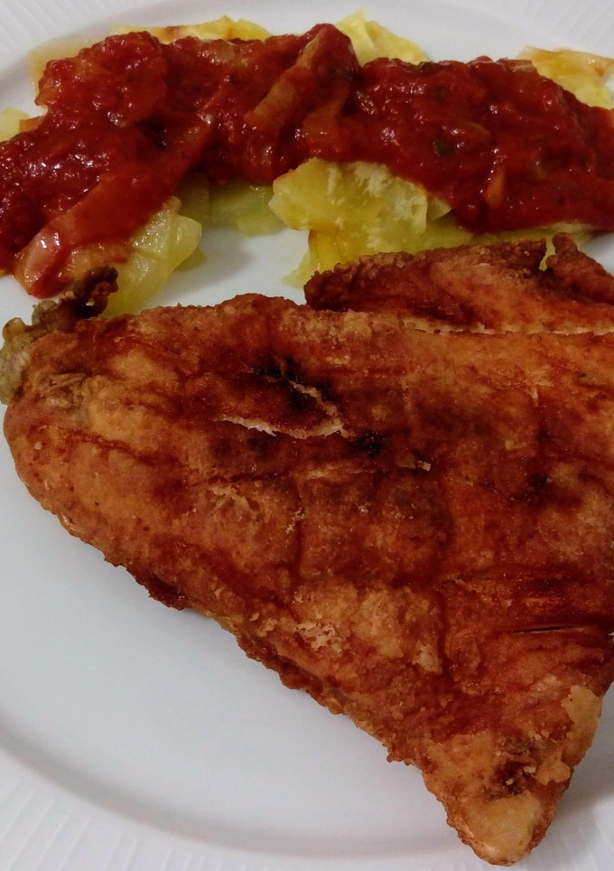 Una foto de Salmón frito y patatas al vapor con salsa de tomate