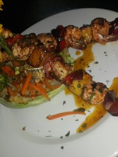 Una foto de Pinchos con camarones y piña