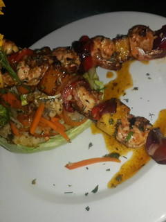 Una foto de Pinchos con camarones y piña