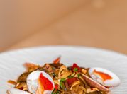 Una foto di tagliatelle ai funghi