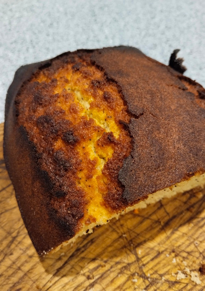 Una foto de Plum cake de limón con semillas de amapola
