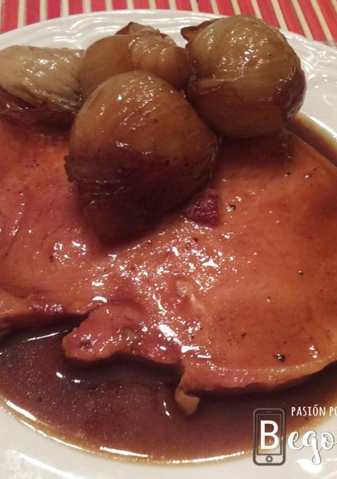Una foto de Chuletas de Sajonia con cebollitas francesas al Pedro Ximénez