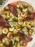 Carpaccio de tomate con mojama y caviaroli de guindilla