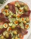 Carpaccio de tomate con mojama y caviaroli de guindilla
