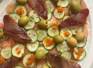 Una foto de Carpaccio de tomate con mojama y caviaroli de guindilla