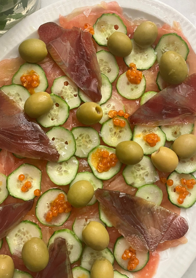 Una foto de Carpaccio de tomate con mojama y caviaroli de guindilla