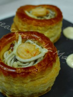 Una foto de Volovanes de gulas con gambas