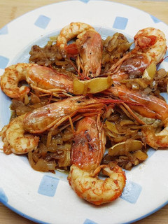 Una foto de Gambones con genjibre, cebolla y soja