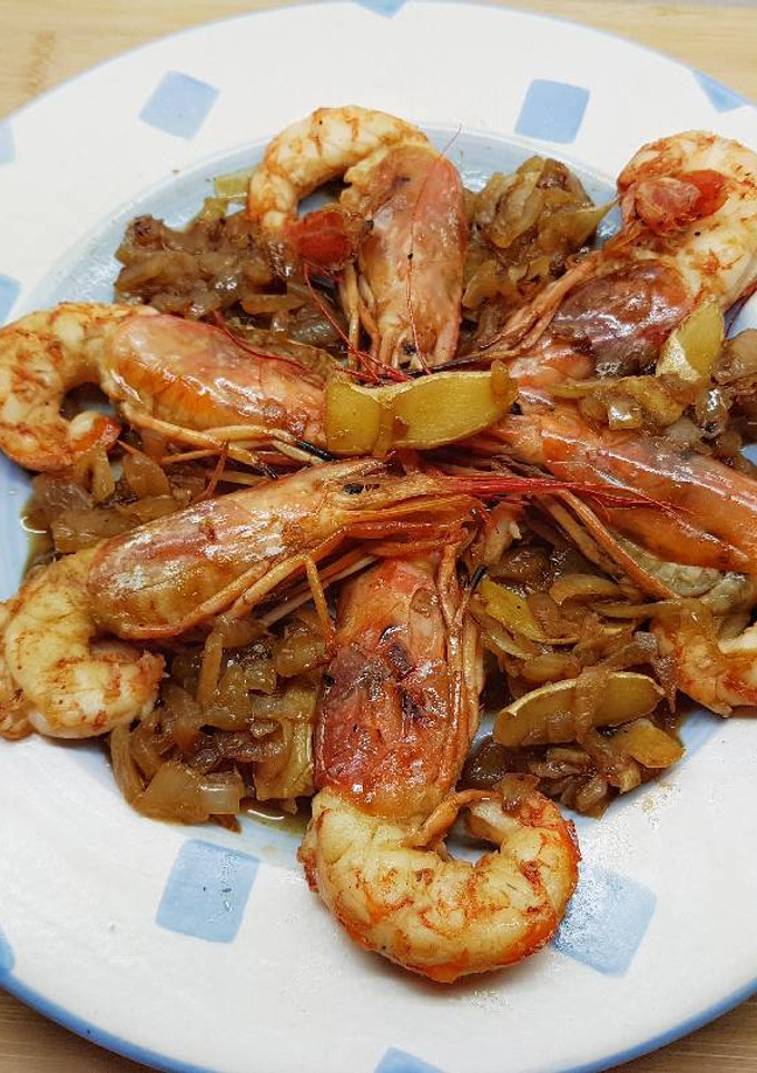Una foto de Gambones con genjibre, cebolla y soja