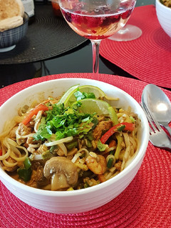 Una foto de Pad Thai de pollo